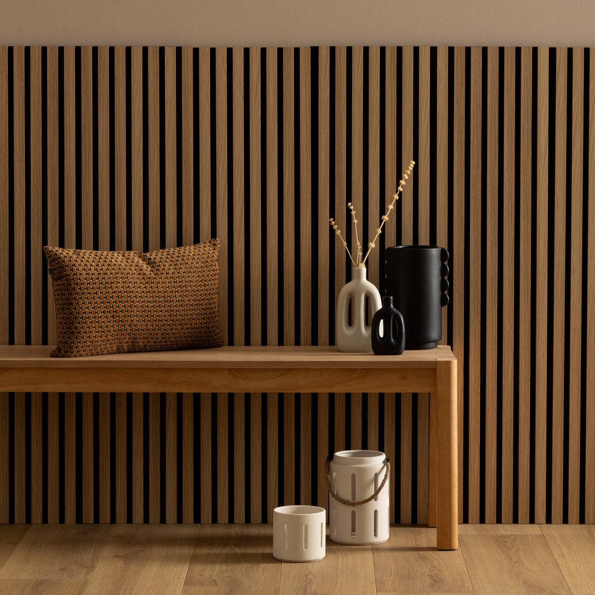 Set mit 4 dekorativen Holz-Lamellenpaneelen Colva Helle Eiche Optik, schwarzer Hintergrund, 120x60 cm Hell-Eichen-Effekt/Schwarzer Hintergrund