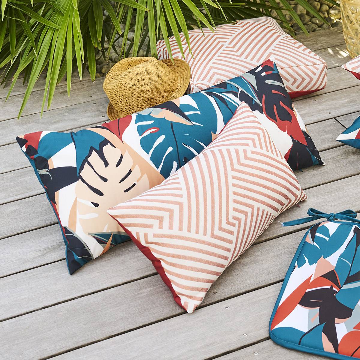 Cojín decorativo de interior y exterior DEYO con estampado de hojas azul pato 35 x 75 cm - Poliéster Azul pato