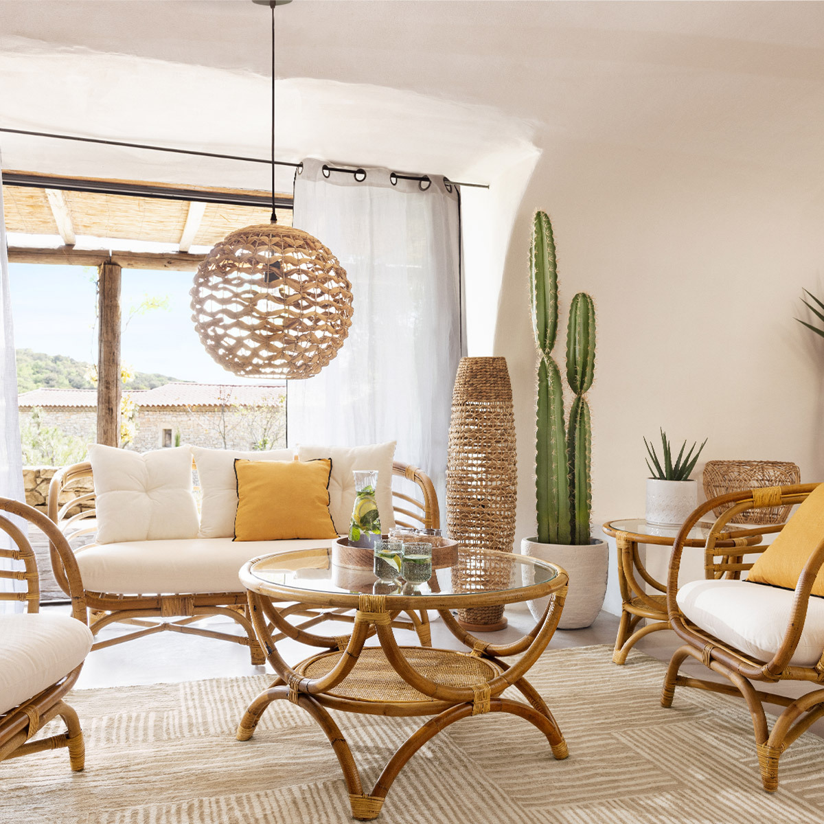 Ensemble canapé, 2 fauteuils et table basse "Farah" Rotin, Tissu blanc Blanco