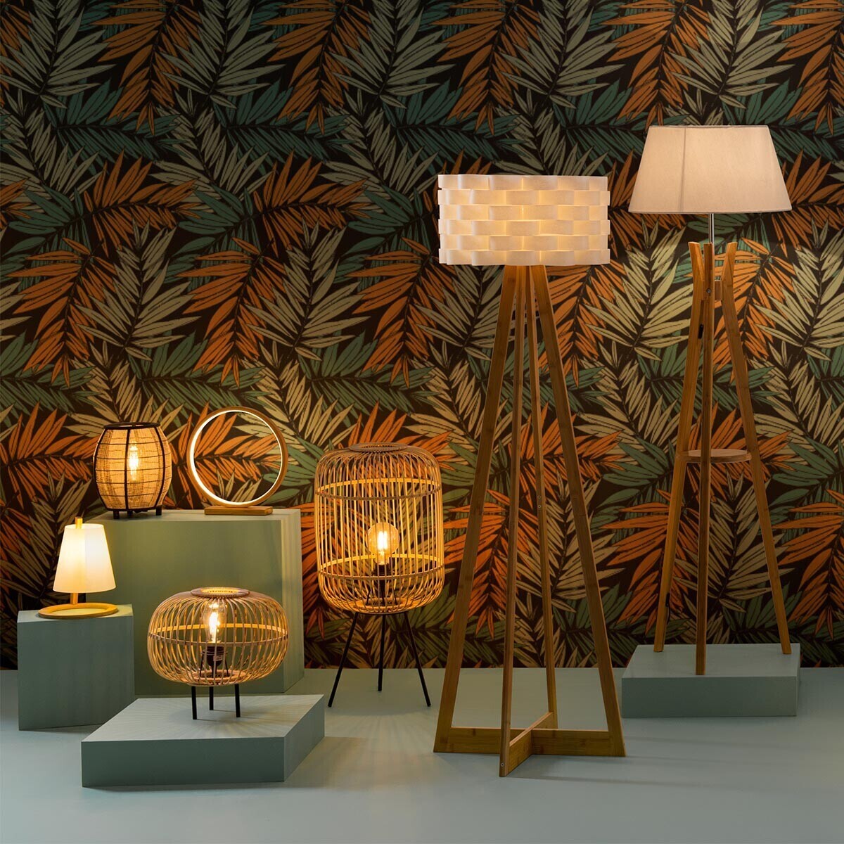Lampadaire Trépied Ebor - Bronze Et Bois - Hauteur 152 Cm - Style Rétro Pour Salon Ou Bureau