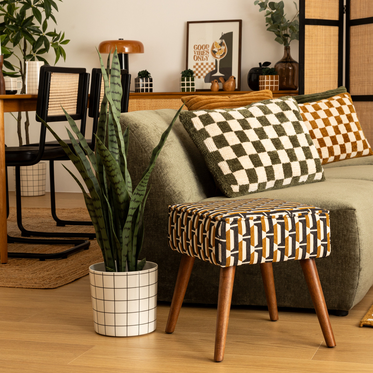 Set poltrona e sgabello/pouf d'appoggio "Chiara" Beige e nero Nero / Ocra