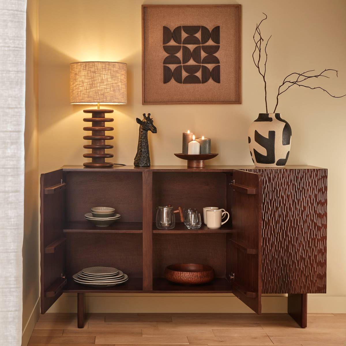 Credenza rettangolare con 3 ante e 1 ripiano "Nyero" Legno di mango, Marrone, 150x90 cm Marrone