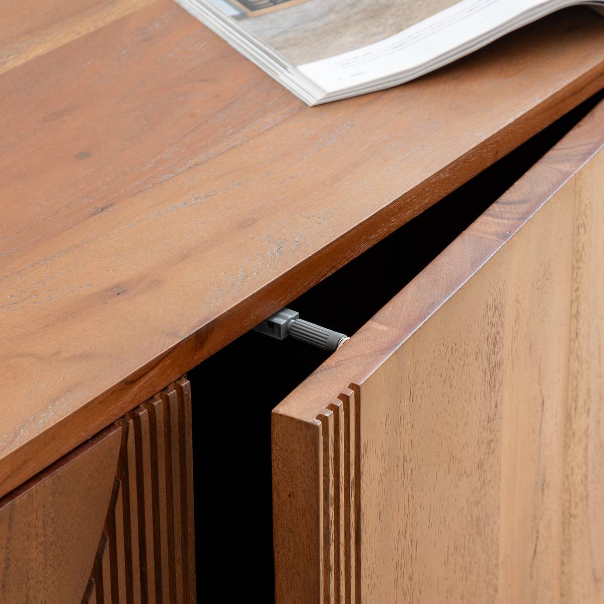 Credenza a 3 ante "Nanda" Acacia, Marrone, 150x90,5 cm Marrone