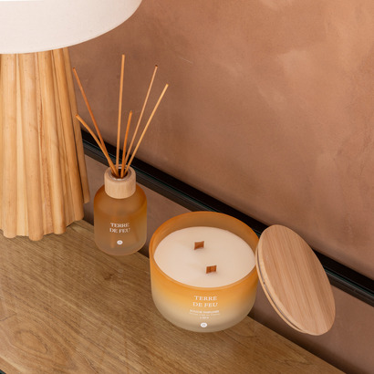 Candela profumata "terra delle meraviglie" bouquet di lill&agrave;, 420g